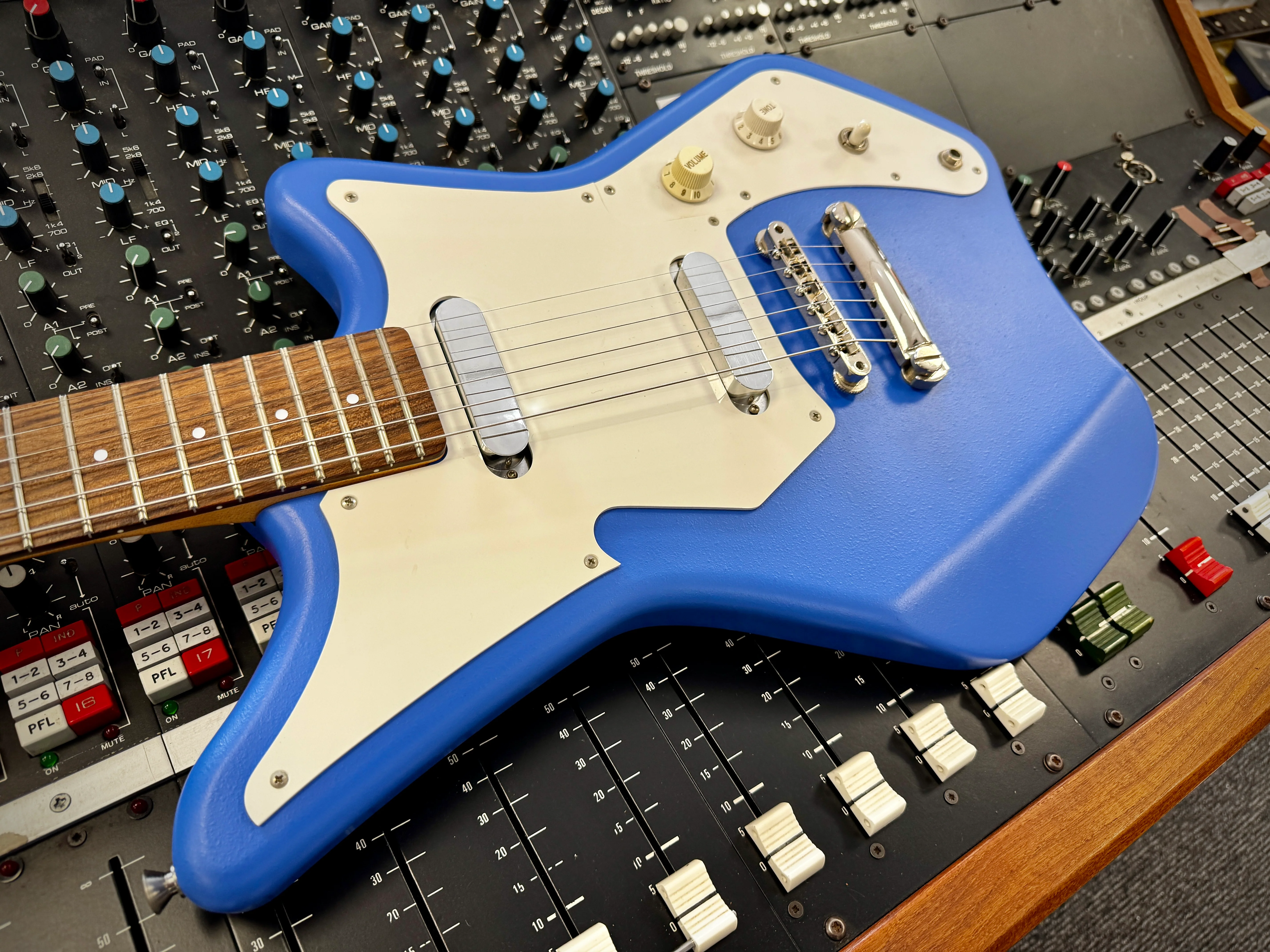 FujiGen PP4-380 Offset Electric Guitar - Image 2
