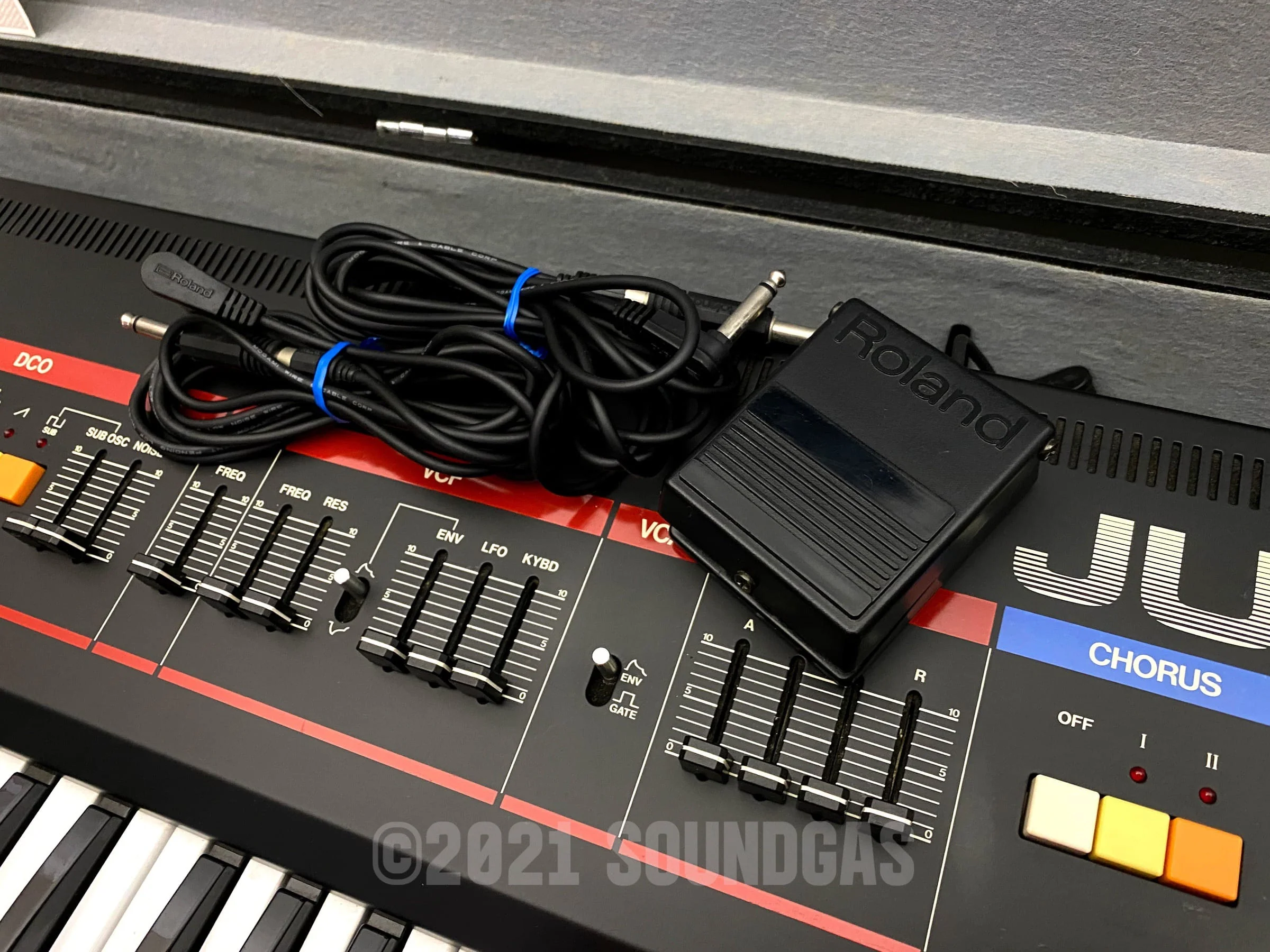 Roland Juno-6 - Image 10